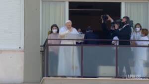 Papa, Angelus dal Gemelli: “Mantenere buon servizio sanitario accessibile a tutti”