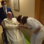 Il Papa in sedia a rotelle saluta il personale ospedaliero del Gemelli