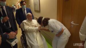 Il Papa in sedia a rotelle saluta il personale ospedaliero del Gemelli