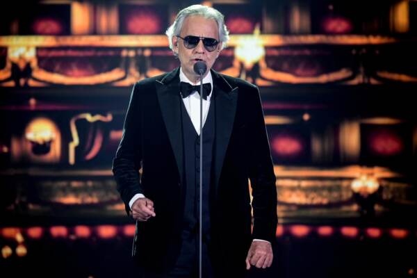 Andrea Bocelli: la sua statua all'asta per beneficenza