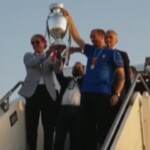 Euro 2020, la coppa è a Roma: l’arrivo degli azzurri a Fiumicino