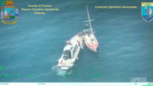 Migranti, sbarco a Siracusa: blitz in mare per catturare gli scafisti