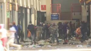 Sudafrica, proteste violente per l’arresto di Zuma: 6 morti