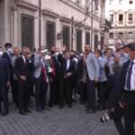 Draghi e gli azzurri fuori da Palazzo Chigi: “I campioni dell’Europa siamo noi”