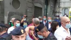 Napoli, disoccupati contestano Matteo Renzi: “La rovina dell’Italia siete voi”