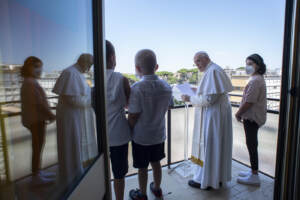 Papa Francesco, ancora qualche giorno in ospedale