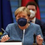 Vaccini, Merkel: “Non seguiremo la Francia, qui vaccini non obbligatori per sanitari”