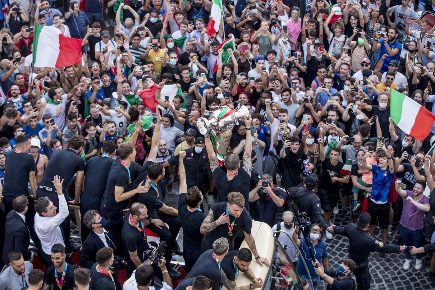 Covid, sale incidenza e si teme una nuova impennata dopo i festeggiamenti per Euro2020: allarme Oms