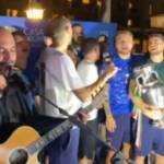 Festa azzurri, la squadra canta ‘Notti magiche’ con Sangiorgi