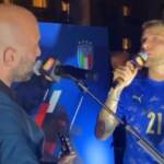 Festa azzurri, Immobile e Giuliano Sangiorgi cantano “Napul è”