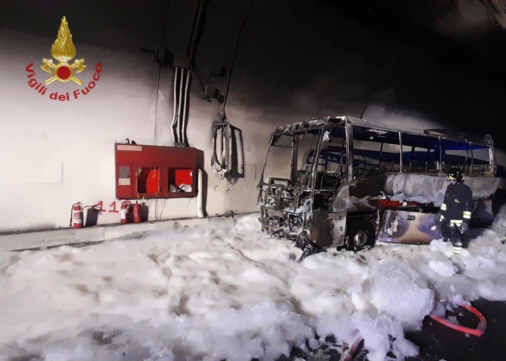 Lecco, a fuoco autobus con 25 bambini: li salva l’autista