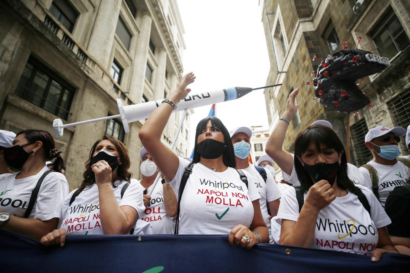 Whirlpool annuncia il via ai licenziamenti collettivi. Viceministra Todde: “Avete disatteso gli accordi, decisione unilaterale”