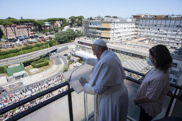 L'Angelus della domenica di Papa Francesco dalla finestra del Policlinico Gemelli