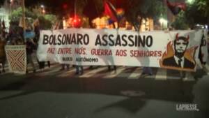 Brasile, migliaia manifestano chiedendo dimissioni di Bolsonaro: scontri con la polizia