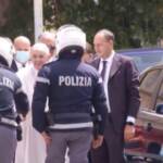 Papa Francesco saluta i fedeli poco prima di entrare in Vaticano