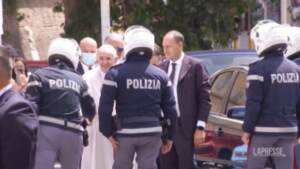 Papa Francesco saluta i fedeli poco prima di entrare in Vaticano