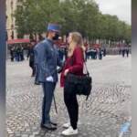 Francia, la proposta di matrimonio del soldato durante la parata del 14 luglio