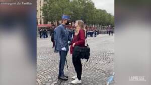 Francia, la proposta di matrimonio del soldato durante la parata del 14 luglio