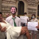 Ddl Zan, nel flashmob a Roma Salvini e Renzi sposi davanti ad Orban