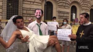 Ddl Zan, nel flashmob a Roma Salvini e Renzi sposi davanti ad Orban