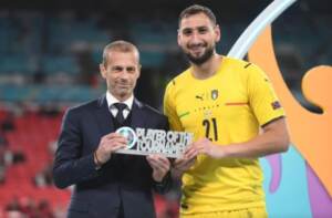 Le gardien de but italien Gianluigi Donnarumma signe pour le PSG
