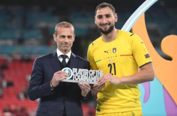Le gardien de but italien Gianluigi Donnarumma signe pour le PSG