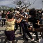 Cuba, un morto nelle proteste. Biden sotto pressione