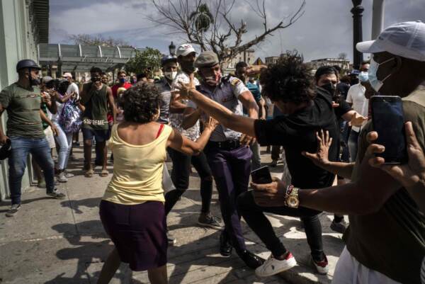 Cuba, un morto nelle proteste. Biden sotto pressione
