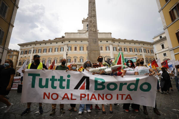 Roma, manifestazione dei lavoratori di Alitalia e del settore del volo