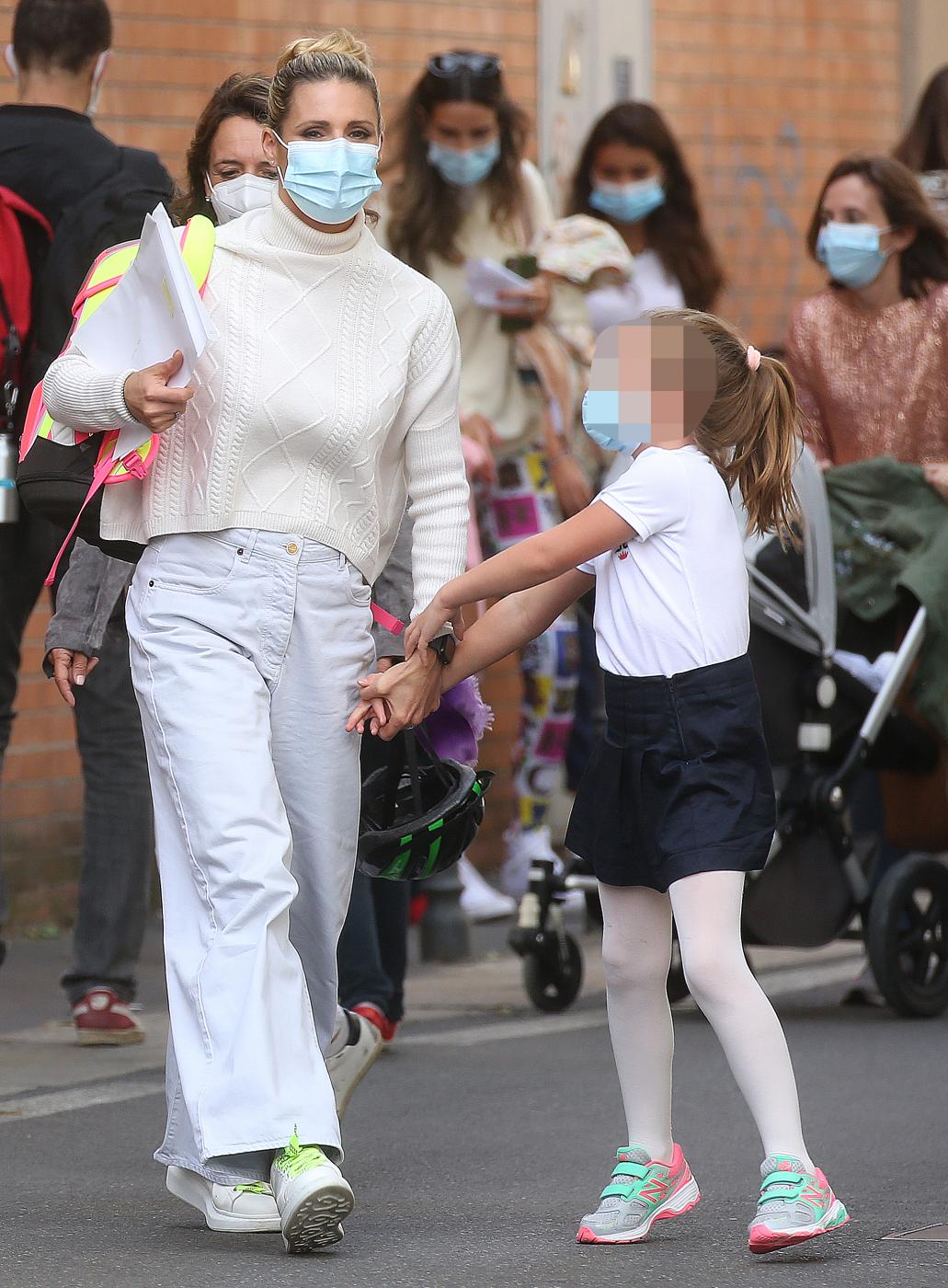 Michelle Hunziker va a prendere la figlia Sole a scuola