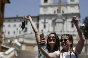 Tutta Italia in zona bianca: via le mascherine all'aperto