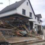 Il giorno dopo l’alluvione in Germania e Belgio: i residenti mostrano i segni dell’acqua