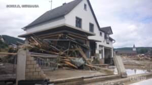 Il giorno dopo l’alluvione in Germania e Belgio: i residenti mostrano i segni dell’acqua