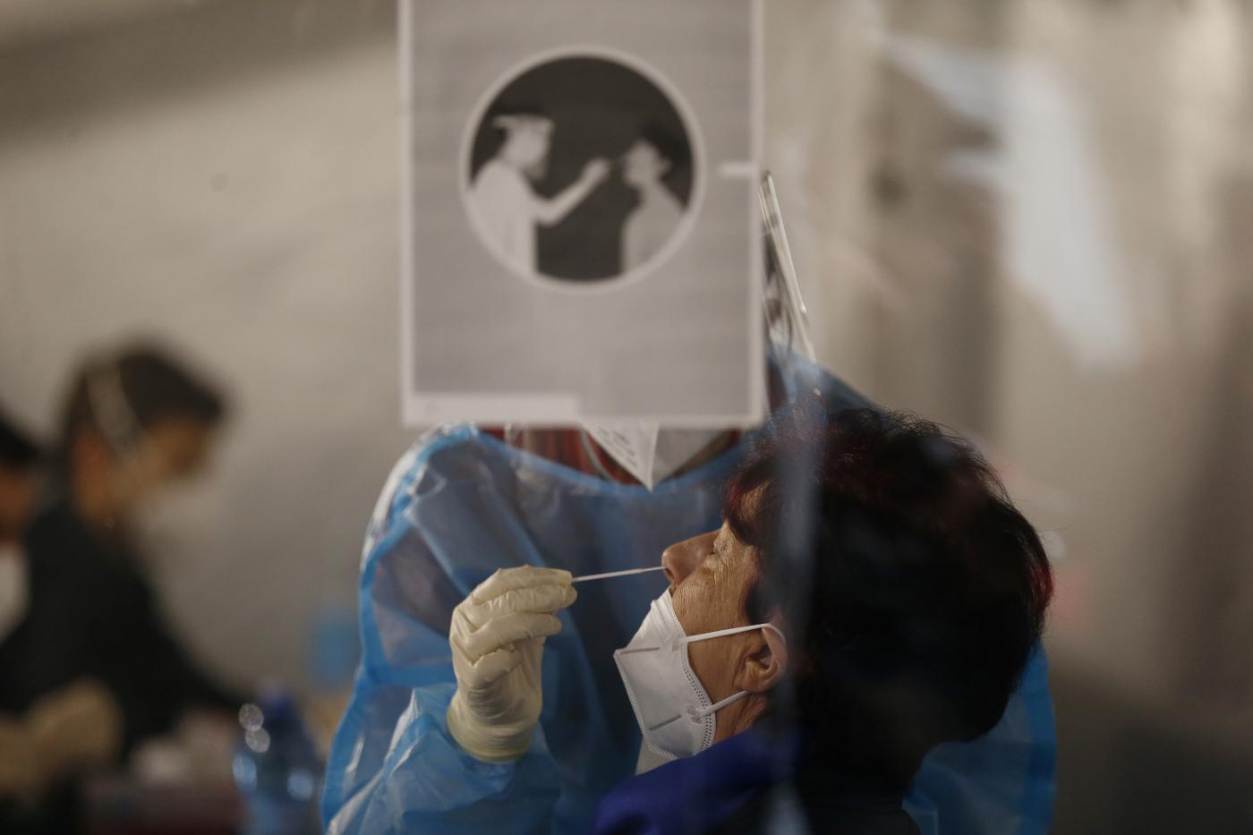 Covid, Francia: tampone nelle ultime 24 ore per chi arriva da Regno Unito, Spagna e Grecia Covid, Francia: tampone nelle ultime 24 ore per chi arriva da Regno Unito, Spagna e Grecia