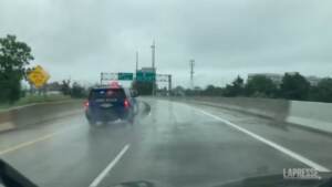 Maltempo, allagamenti a Detroit: l’autostrada è un fiume in piena