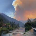 Usa, violento incendio a Paradise: colonna di fumo alta decine di metri sopra la foresta