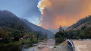 Usa, violento incendio a Paradise: colonna di fumo alta decine di metri sopra la foresta