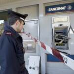Lecce, uomo ucciso mentre preleva al bancomat davanti alla moglie