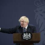 Covid, Boris Johnson cambia idea: 10 giorni di isolamento dopo il contatto con il ministro positivo