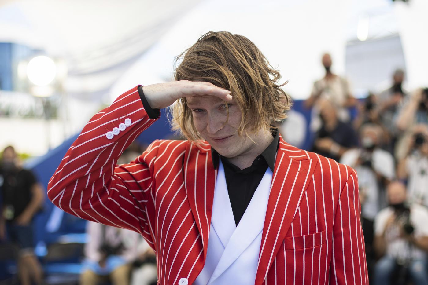 Caleb Landry Jones spopola a Cannes, ritratto dell’attore