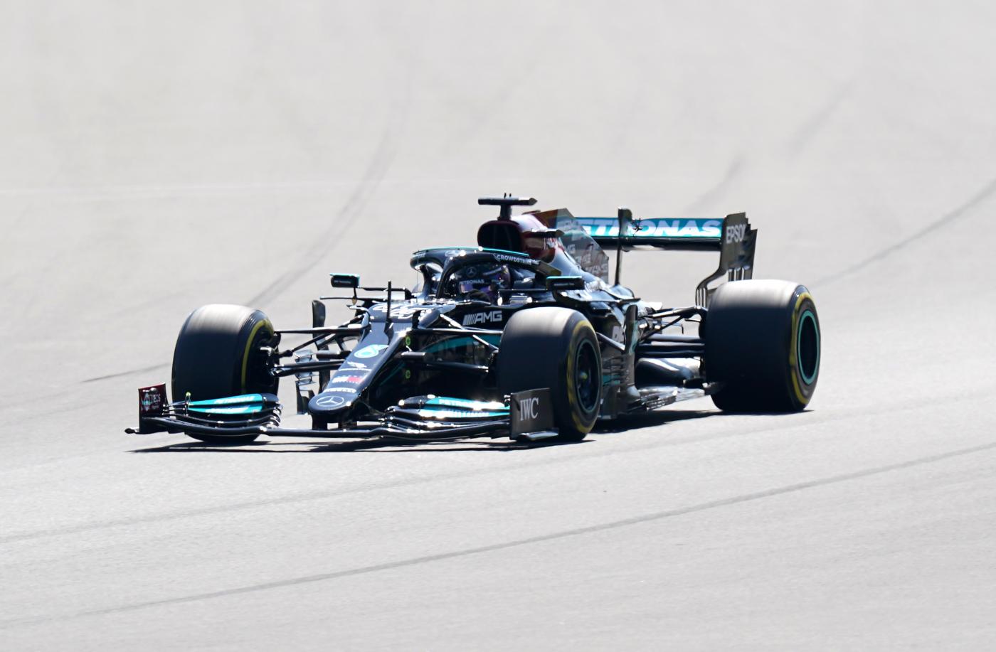 F1, a Silverston Hamilton trionfa davanti a Leclerc. Terzo Bottas