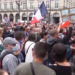 Francia, migliaia di persone in piazza contro le nuove restrizioni