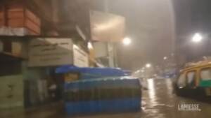Maltempo, piogge monsoniche a Mumbai: frana uccide 20 persone