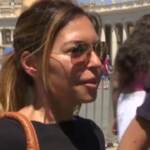 Vaticano, i fedeli dopo l’Angelus del Papa: “Ci mancava, è tornato a casa”