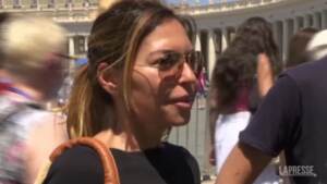 Vaticano, i fedeli dopo l’Angelus del Papa: “Ci mancava, è tornato a casa”