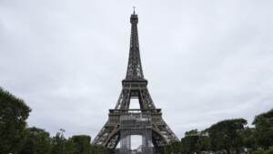 Parigi, la Tour Eiffel riapre al pubblico dopo otto mesi e mezzo