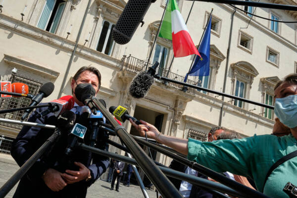 Giuseppe Conte davanti a Palazzo Chigi dopo l’incontro con il Presidente Mario Draghi