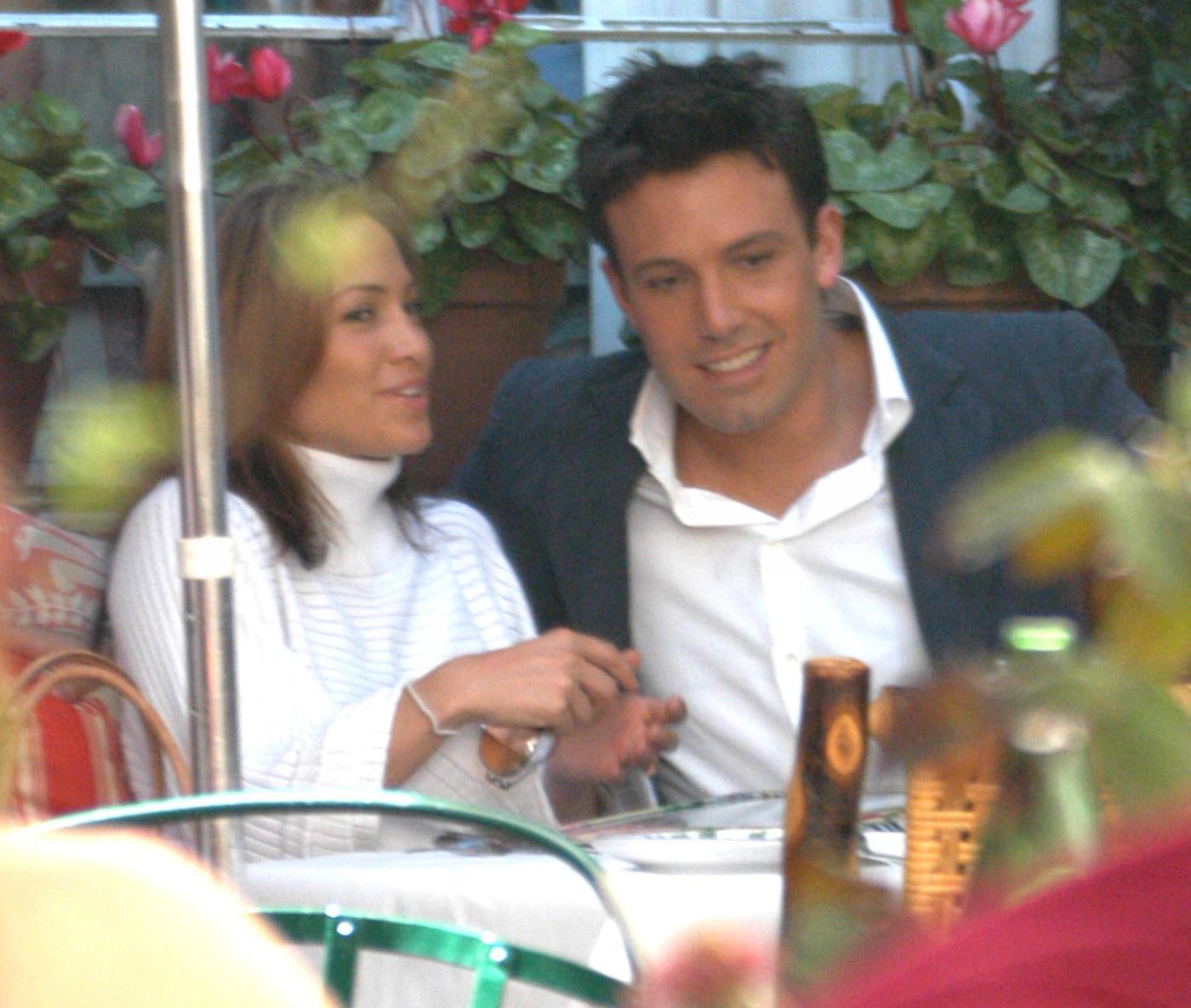 JLo e Ben Affleck a Capri: foto e selfie con i fan