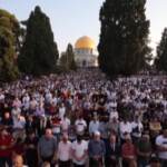 Gerusalemme, migliaia di fedeli in preghiera alla moschea di Al-Aqsa per la Festa del Sacrificio