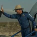 Jeff Bezos nello spazio: abbracci e brindisi all’atterraggio a Van Horn